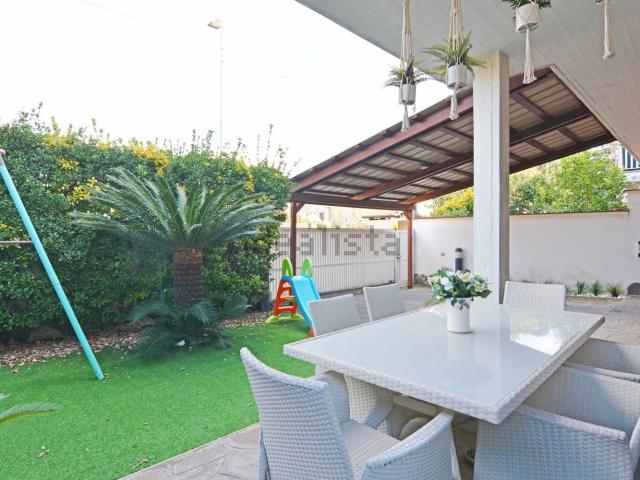 Villetta bifamiliare in vendita di 218 m² in Via Gennaro Astaritta, 3