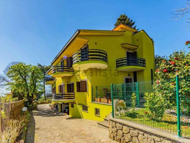 Villetta bifamiliare in vendita di 219 m² in Via Romana Cisterna