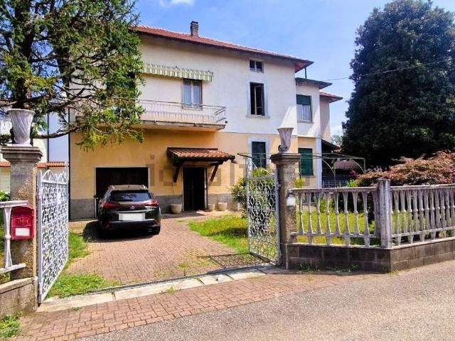 Villetta bifamiliare in vendita di 223 m² in Via Ciro Menotti, 12