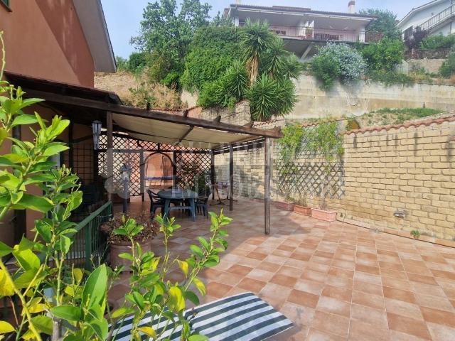 Villetta bifamiliare in vendita di 223 m² in Via dei Gabbiani, 12