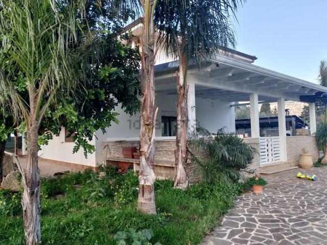 Villetta bifamiliare in vendita di 223 m² in Via delle Rose, 7