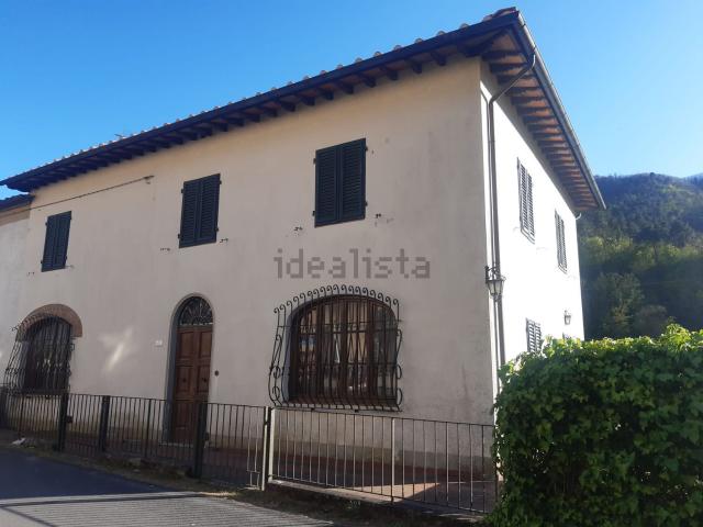 Villetta bifamiliare in vendita di 223 m² in Via per Camaiore, 7202