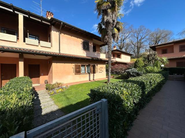 Villetta bifamiliare in vendita di 223 m² in Via Santissima Trinità, 39