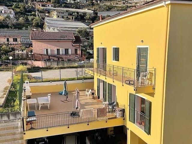 Villetta bifamiliare in vendita di 220 m² in Borgo Ponente, 10