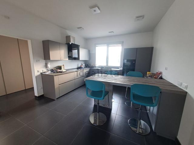 Villetta bifamiliare in vendita di 220 m² in Via 56 Martiri