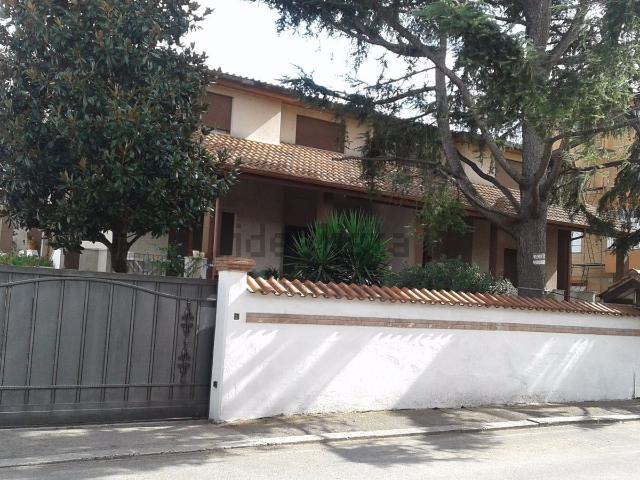 Villetta bifamiliare in vendita di 220 m² in Via Trilussa, 61