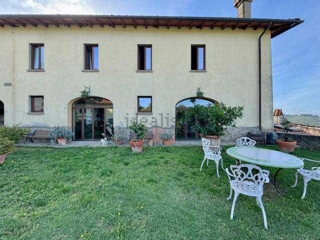 Villetta bifamiliare in vendita di 220 m² in Via Vallombrosana