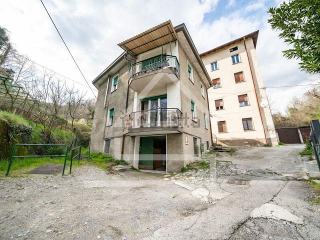Villetta bifamiliare in vendita di 220 m² in Via Valmolina Superiore