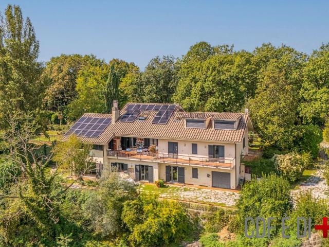 Villetta bifamiliare in vendita di 220 m² in Via Villafranca