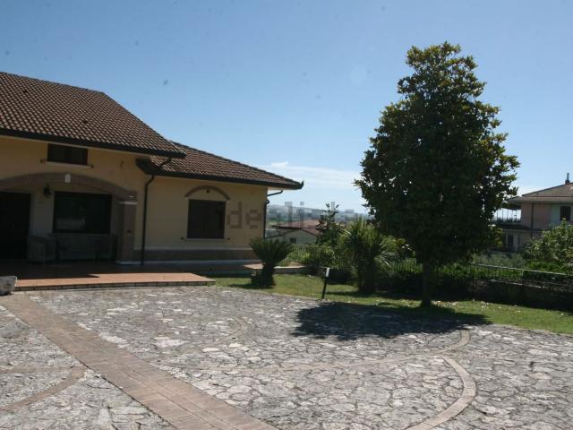 Villetta bifamiliare in vendita di 220 m² in Via Vitulanese, 90