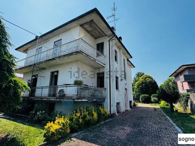 Villetta bifamiliare in vendita di 220 m² in Via A. Moro