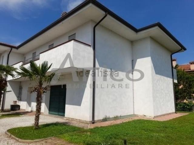 Villetta bifamiliare in vendita di 220 m² in Via A. de Gasperi, 570
