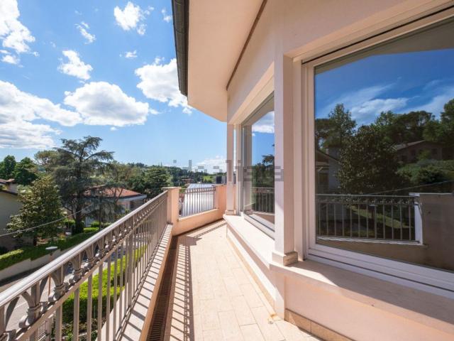 Villetta bifamiliare in vendita di 220 m² in Via Adriano Bogoni