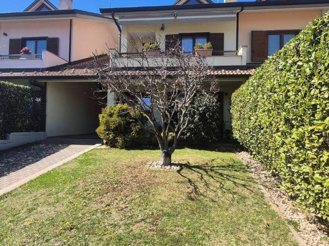 Villetta bifamiliare in vendita di 220 m² in Via Arno, 49