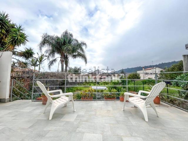 Villetta bifamiliare in vendita di 220 m² in Via Ariazzi