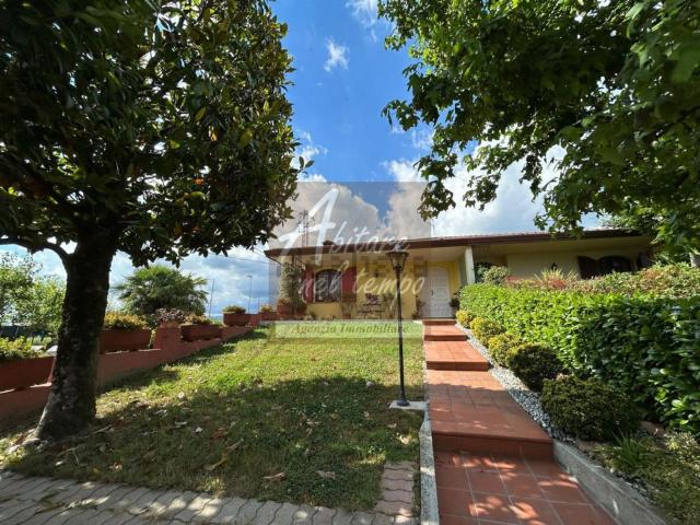 Villetta bifamiliare in vendita di 220 m² in Via Campanello
