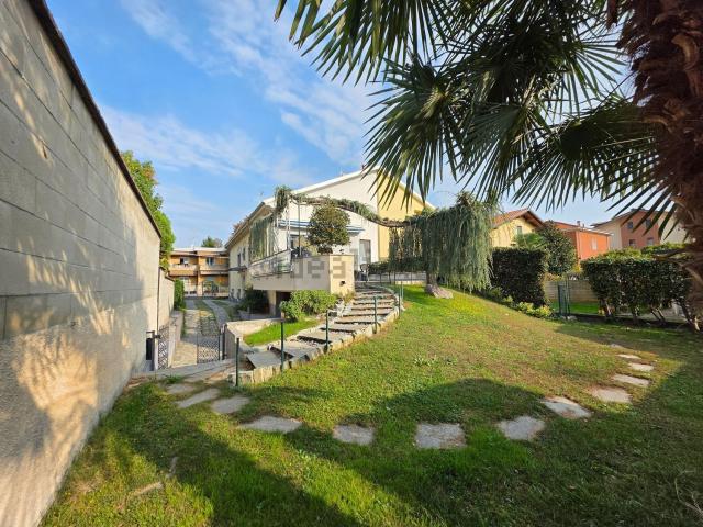 Villetta bifamiliare in vendita di 220 m² in Via Calabria, 21