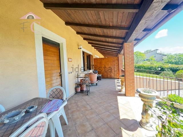 Villetta bifamiliare in vendita di 220 m² in Via Capitonese