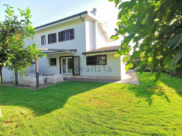 Villetta bifamiliare in vendita di 220 m² in Via Carlo Grabher, 72
