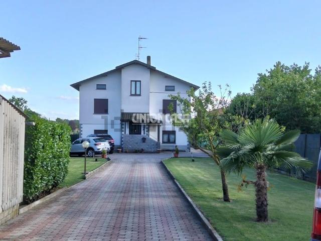 Villetta bifamiliare in vendita di 220 m² in Via Carlo Somigliana