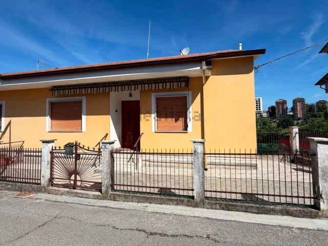Villetta bifamiliare in vendita di 220 m² in Via Ceccano, 54