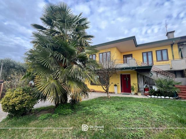 Villetta bifamiliare in vendita di 220 m² in Via Cirgogno, 14