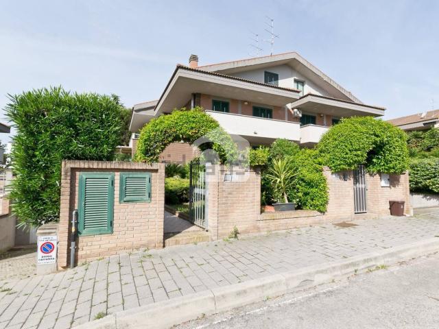 Villetta bifamiliare in vendita di 220 m² in Via Collina, 29