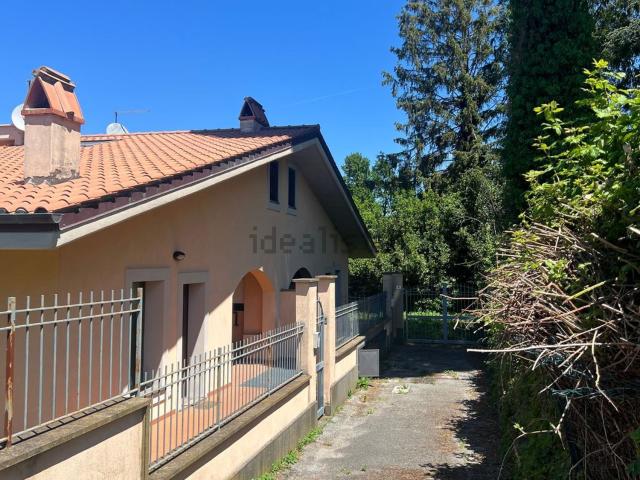 Villetta bifamiliare in vendita di 220 m² in Via Degli Agrifogli