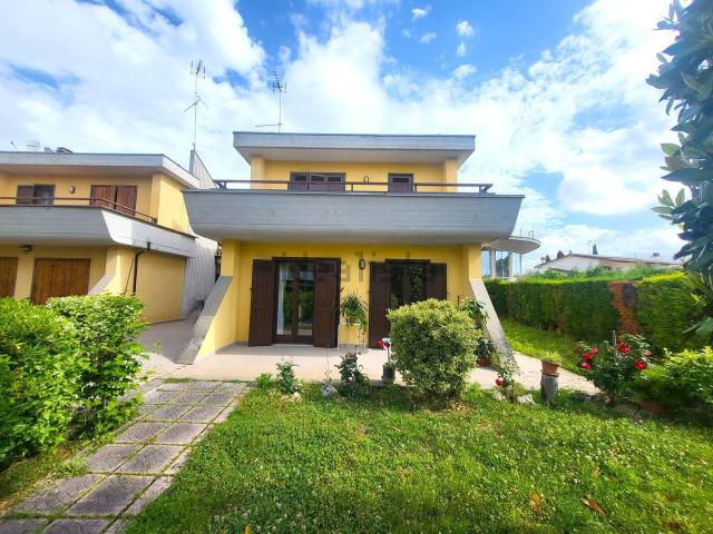 Villetta bifamiliare in vendita di 220 m² in Via degli Etruschi, 8
