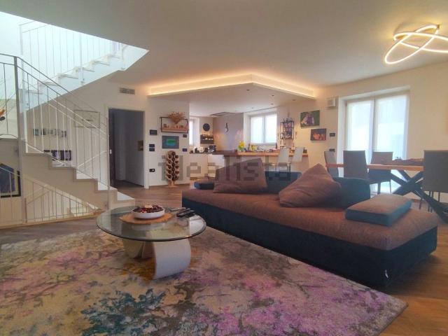 Villetta bifamiliare in vendita di 220 m² in Via dei Geroni, 21