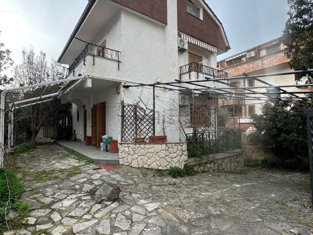 Villetta bifamiliare in vendita di 220 m² in Via dei Glicini
