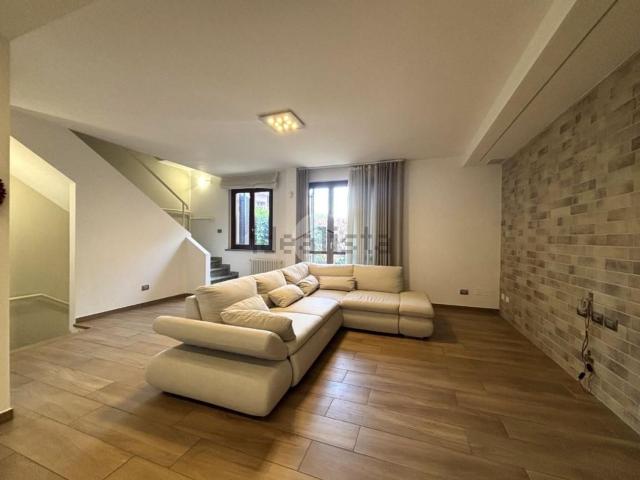 Villetta bifamiliare in vendita di 220 m² in Via del Carpino, 1