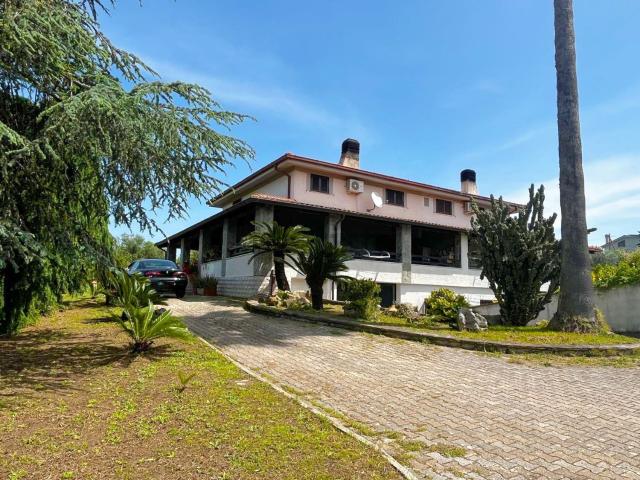 Villetta bifamiliare in vendita di 220 m² in Via delle Ginestre, 7