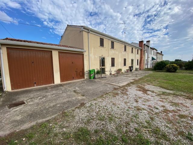 Villetta bifamiliare in vendita di 220 m² in Via Enrico Toti
