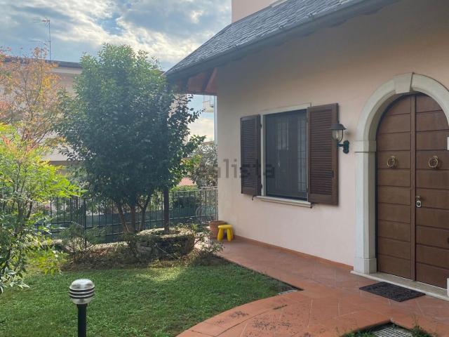 Villetta bifamiliare in vendita di 220 m² in Via Gian Antonio Folcieri, 13