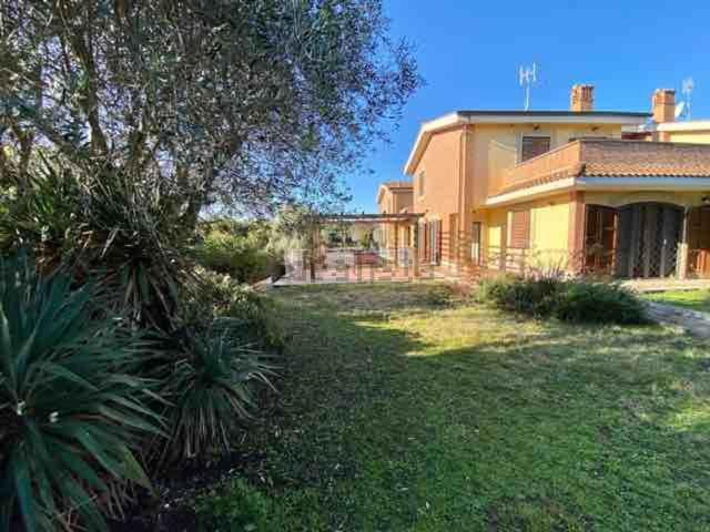 Villetta bifamiliare in vendita di 220 m² in Via Greta Garbo, 11