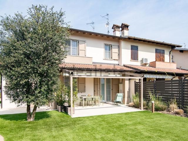 Villetta bifamiliare in vendita di 220 m² in Via Isonzo