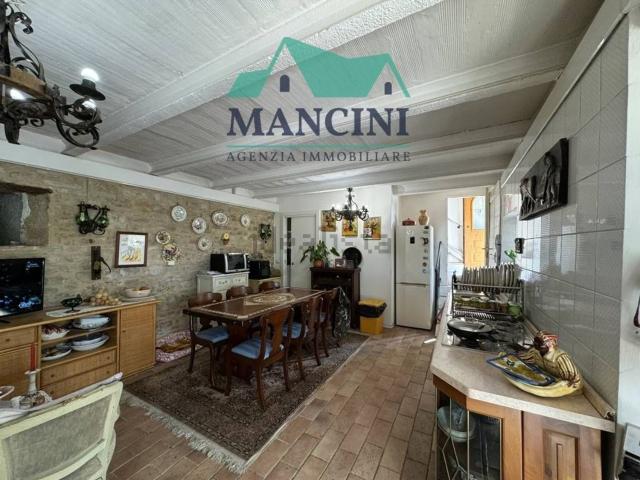 Villetta bifamiliare in vendita di 220 m² in Via Madonna del Piano