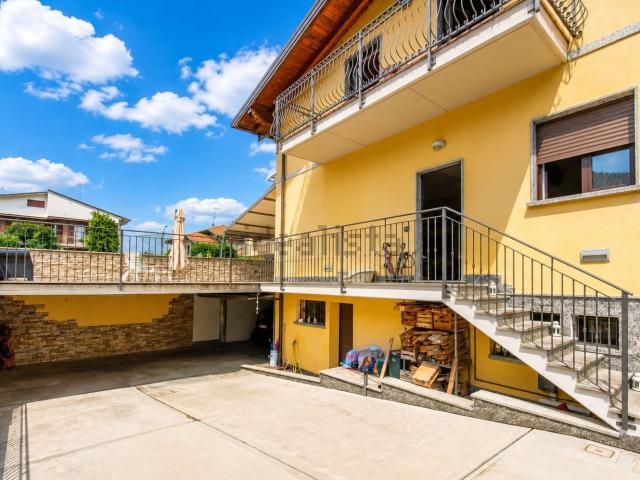 Villetta bifamiliare in vendita di 220 m² in Via Madonnini