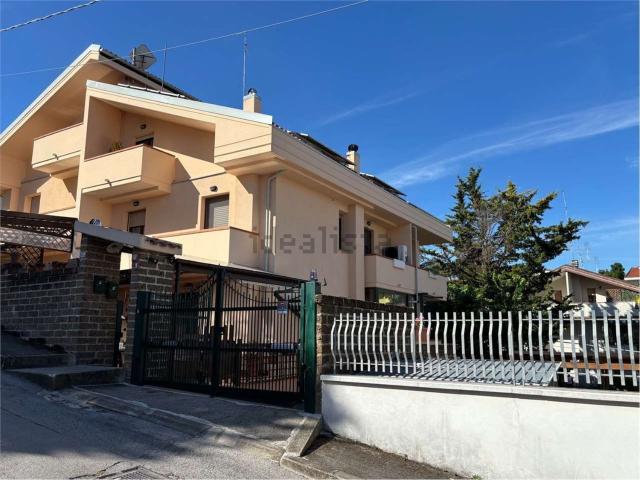 Villetta bifamiliare in vendita di 220 m² in Via Martiri di Belfiore, 24