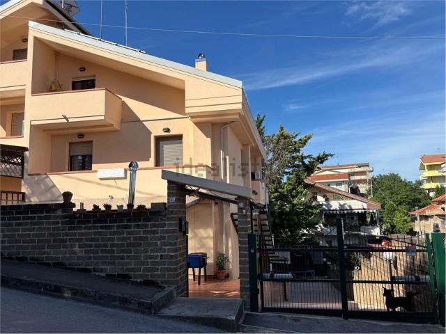 Villetta bifamiliare in vendita di 225 m² in Via Martiri di Belfiore, 24