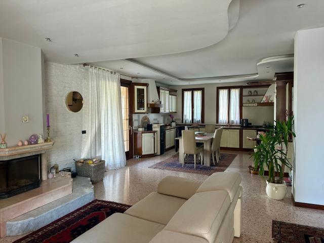 Villetta bifamiliare in vendita di 220 m² in Via Marangona