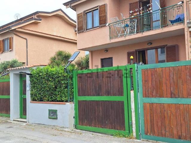 Villetta bifamiliare in vendita di 220 m² in Via Mare Adriatico, 30