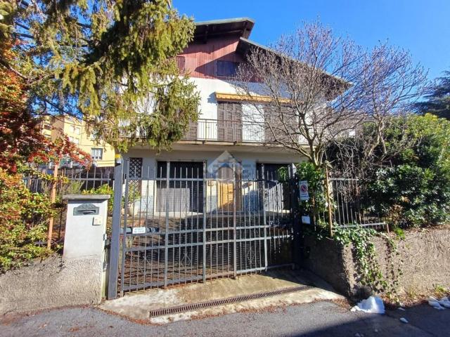 Villetta bifamiliare in vendita di 220 m² in Via Milite Ignoto, 66