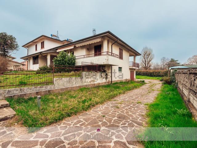 Villetta bifamiliare in vendita di 220 m² in Via Papa Giovanni XXIII, 52