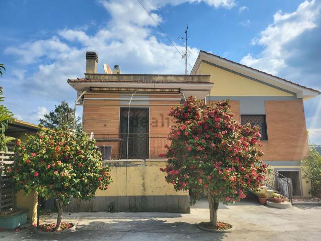 Villetta bifamiliare in vendita di 220 m² in Via Prelatura