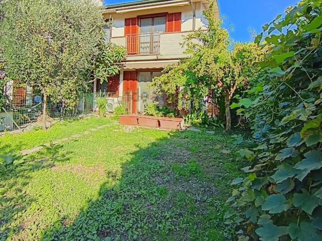 Villetta bifamiliare in vendita di 220 m² in Via Puccini, 54