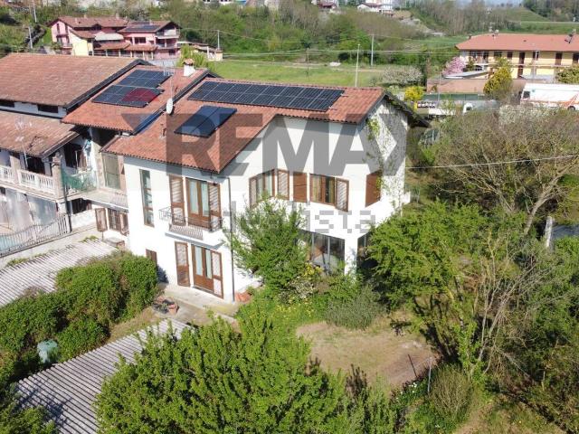 Villetta bifamiliare in vendita di 220 m² in Via Regione Dossi, 2