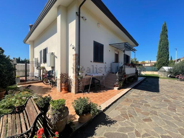 Villetta bifamiliare in vendita di 220 m² in Via Rosati
