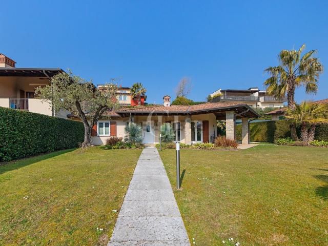 Villetta bifamiliare in vendita di 220 m² in Via Sandro Pertini, 65